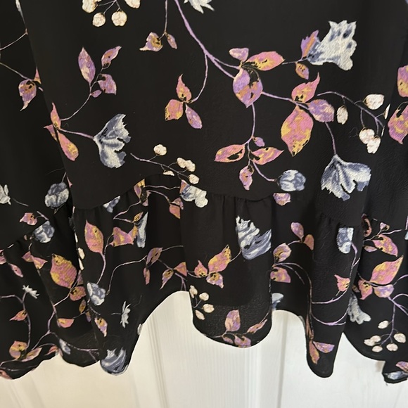 Gibson flowy blouse. size M. black with flowered design. - Picture 9 of 11